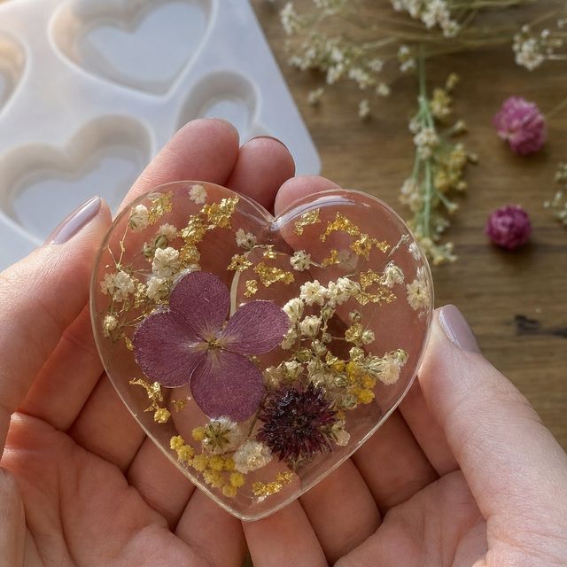 Corazón de resina con flores secas dentro