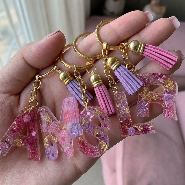 Llaveros de resina con iniciales, brillos y flores